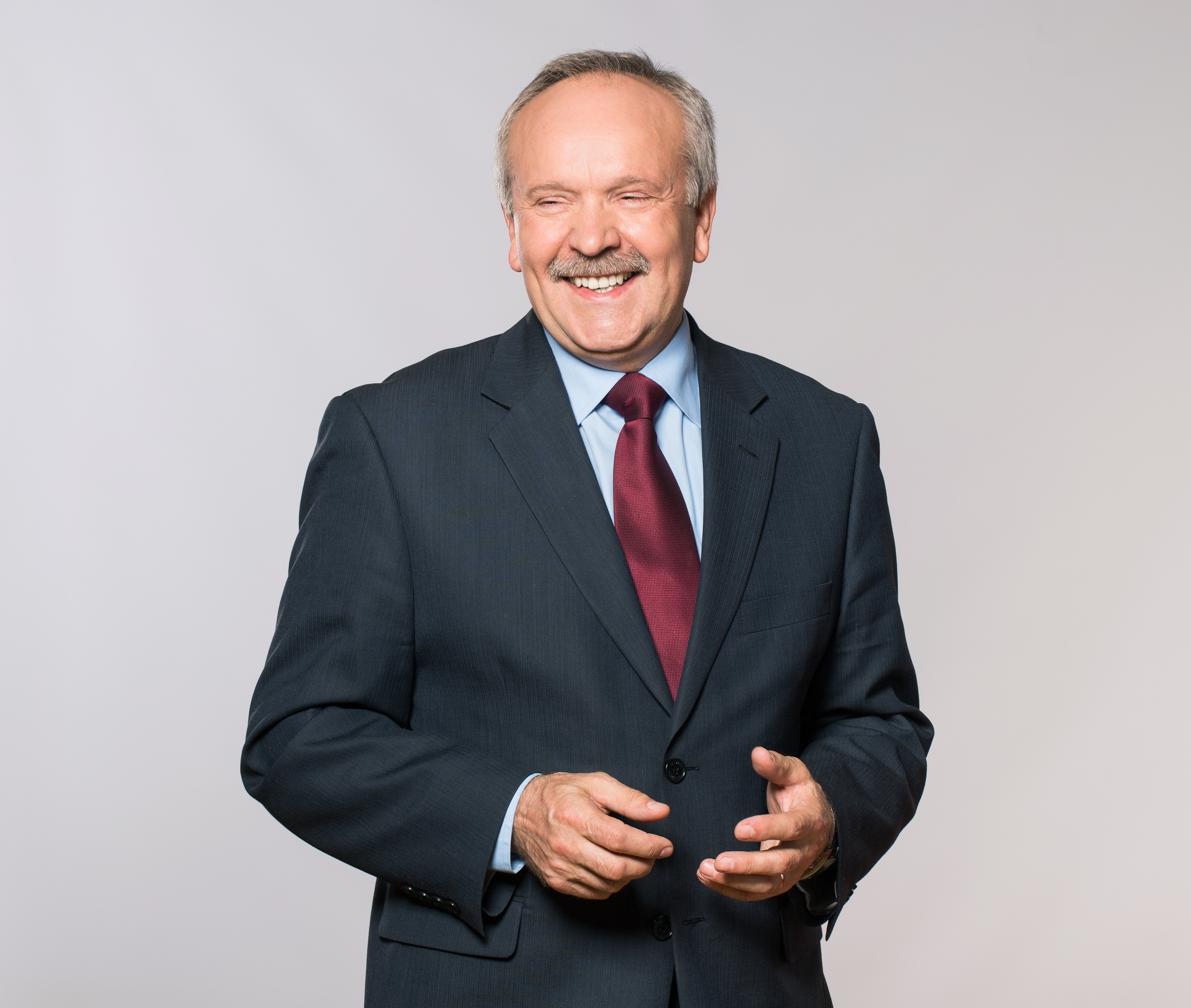 Prof. habil. dr. Sigitas Tamulevičius šiek tiek pasisukęs į šoną ir šmaikščiai besišypsantis.