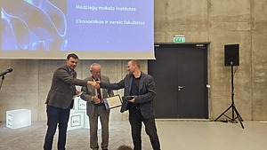 Leopardais apdovanojami MMI mokslininkai S.Tamulevičius ir S. Račkauskas