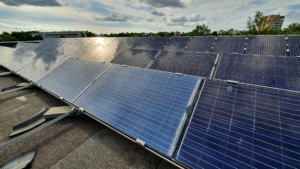 Saulės baterijos, padengtos KTU mokslininkų sukurta danga ant KTU EEF stogo