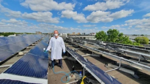 S. Račkauskas ir saulės baterijos ant KTU EEF stogo