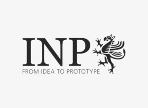 INP logotipas su stilizuotu liūto simboliu ir &scaron;ūkiu &bdquo;From idea to prototype&ldquo;, pilkų tonų dizainas, nuoroda į informaciją apie partnerį.