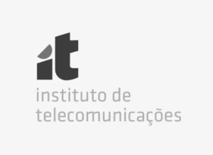 Instituto de Telecomunica&ccedil;&otilde;es logotipas su stilizuotu &bdquo;it&ldquo; simboliu ir pavadinimu, pilkų tonų minimalistinis dizainas, nuoroda į informaciją apie partnerį.