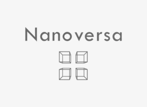 Nanoversa logotipas su užra&scaron;u &bdquo;Nanoversa&ldquo; ir geometrinių kubų simboliu, pilkų tonų minimalistinis dizainas, nuoroda į informaciją apie partnerį.