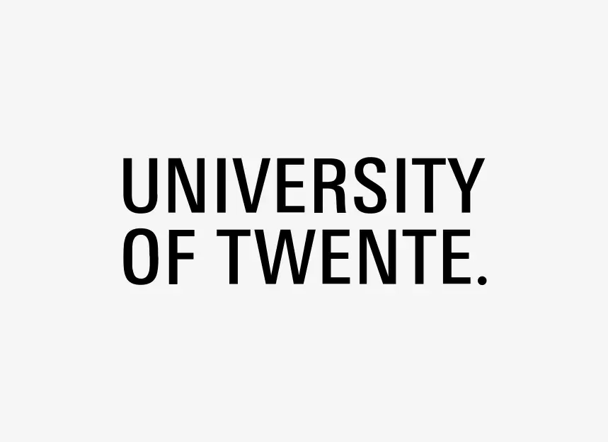 University of Twente logotipas su didžiosiomis raidėmis parašytu pavadinimu, juodai baltas tipografinis dizainas, nuoroda į informaciją apie partnerį.
